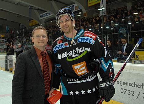 Spieler des Abends #71 Pat Leahy und Helmut Eder, von Mazda eder in Walding. 