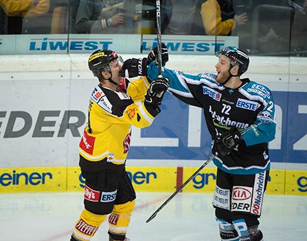 Kevin Moderer (EHC Liwest Black Wings Linz) und Simon Gamache (UPC Vienna Capitals), EHC Liwest Black Wings Linz vs UPC Vienna Capitals