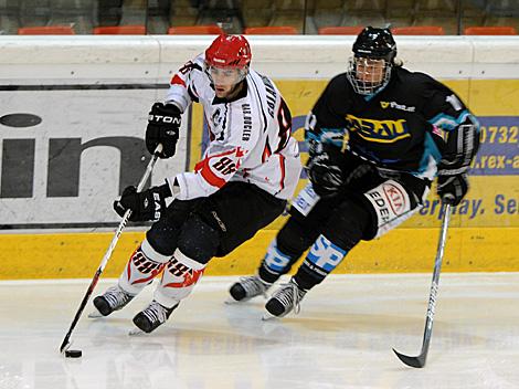 #88 Nikandrosz Galanisz, Dab. Docler Dunaujvaros, verfolgt von Niklas Mayrhauser, Linz, EHC Liwest Linz vs. Dab. Docler Dunaujvaros 