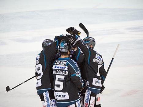 die Black Wings feiern ,EHC Liwest Black Wings Linz vs Fehervar AV19