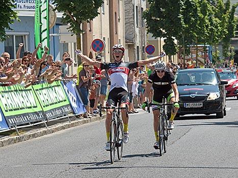 Etappensieger, Gregor Muehlberger, AUT, Team Tirol Cycling, gewinnt die Etappe vor Patrick Konrad, Team Gourmetfein Simplon, OOE Rundfahrt, 3. Etappe Traun - Garsten