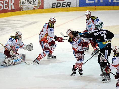 Brian Lebler, Linz und Tyler Scofield, KAC, EHC Liwest Black Wings Linz vs. EC KAC Finale 1