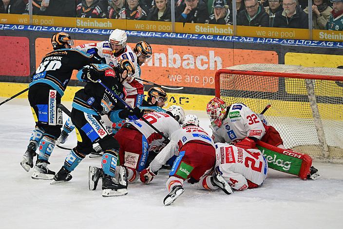 Kampf um jeden Zentimeter Eis. Luka Maver (Steinbach Black Wings Linz), Tormann Sebastian Dahm (EC KAC), Steven Strong (EC KAC)  Semifinale 4, Win2Day ICE Hockey League, 4. Semifinale, Steinbach Black Wings Linz vs EC KAC,  Linz AG Eisarena 