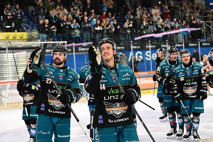 Das Team der Steinbach Black Wings Linz feiern den Heimsieg über die Pioneers VBG 4. Runde ICE, Steinbach Black Wings Linz vs Pioneers Vorarlberg, Linz AG Eisarena 