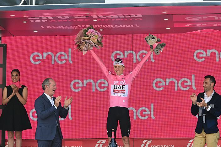 Tadej Pogacar (SLO, UAE Team Emirates) im Rosa Terikot des Gesamtführenden des 107. Giro d Italia, Stage 20, Alpago - Bassano del Grappa, km 184