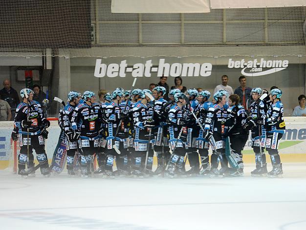 Linz feiert den Sieg im letzten Testspiel,  EHC Liwest Black Wings Linz vs Straubing Tigers