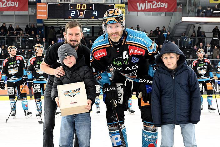 Spieler des Abends Sean Collins (Steinbach Black Wings Linz) Win2Day ICE Hockey League,  Steinbach Black Wings Linz vs EC Red Bull Salzburg,  Linz AG Eisarena