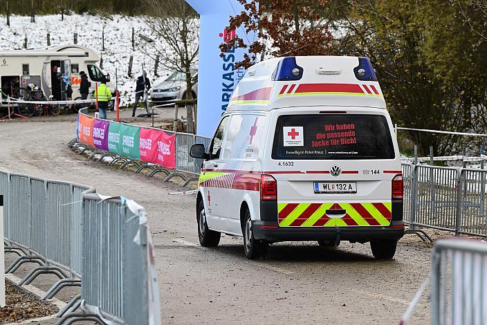 Daniel Federspiel (AUT, Team Felbermayr Simplon Wels) verlies den Rennort im Rettungsauto. Radquerfeldein GP um das Sportzentrum Gunskirchen, Rad Cyclo Cross, 