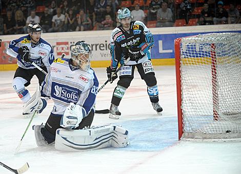Mike Ouellette Liwest Linz vor dem Tor der Straubinger, Liwest Black Wings Linz vs Straubing Tigers 