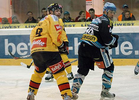 #19 Richard Seeley, Verteidiger, Vienna Capitals und Martin Hohenberger, Liwest Black Wings Linz.