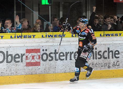 Im Bild Brad Purdie, jubelt ueber das 1 zu 2 fuer Liwest Black Wings Linz, gegen  den HK Acroni Jesenice.