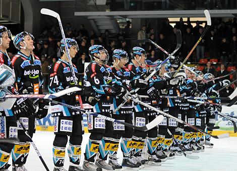 Die Black Wings feiern den 4 zu 2 gegen den KAC.