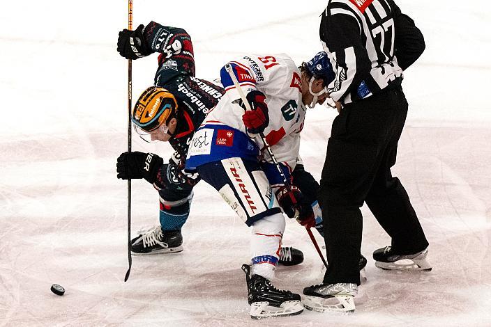 Niklas Bretschneider (Steinbach Black Wings Linz), Corey Mackin (HC Tiwag Innsbruck - Die Haie), Weihnachtsspiel, Steinbach Black Wings Linz vs HC TIWAG Innsbruck - Die Haie , Linz AG Eisarena