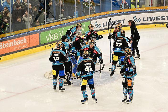 Das Team der Steinbach Black Wings Linz Win2Day ICE Hockey League,  Steinbach Black Wings Linz vs Pioneers Vorarlberg,  Linz AG Eisarena 