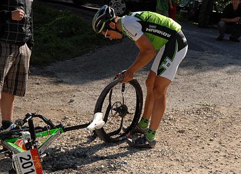 Favorit Petr Cirkl, Team Hrinkow, mit einem Reifenschaden schon zu Beginn des Rennens.