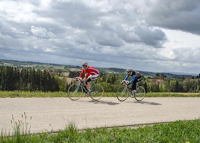 das Fahrerfeld der Klassik Ausfaht KirschblÃ¼ten Radklassik bei St. Marienkirchen