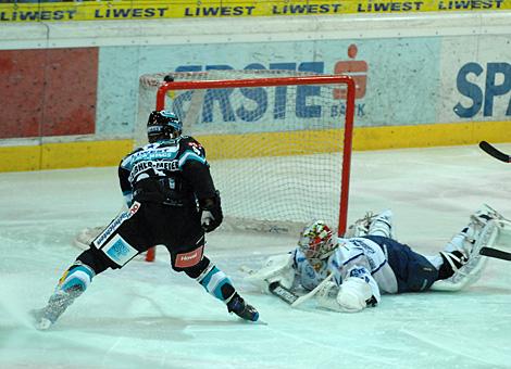 # 91 Martin Grabher Meier, EHC Liwest Black Wings Linz scheitert an der #31 Levente Szuper, Tormann, Alba Volan Szekesfehervar.