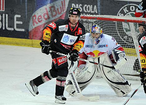 Benoit Gratton Vienna vor Reinhard Divis Salzburg, EC Red Bull Salzburg vs. EV Vienna Capitals, Semifinale Spiel 3 