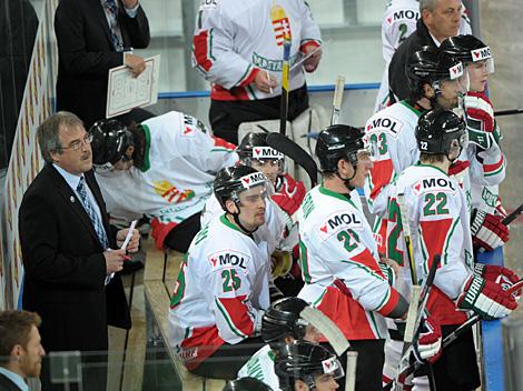 Die Bank von Team Ungarn, Trainer Kevin Primeau
