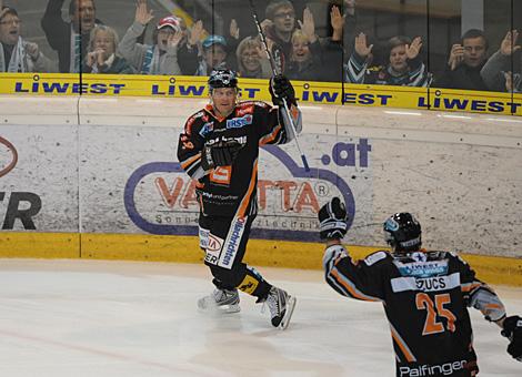 Rob Shearer und Mark Szuecs, Liwest Black Wings Linz feiern ein Tor fuer Linz. 