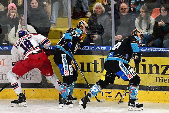 Paul Stapelfeldt (EC Red Bull Salzburg), Andreas Kristler (Steinbach Black Wings Linz), Julian Pusnik (Steinbach Black Wings Linz) Win2Day ICE Hockey League,  Steinbach Black Wings Linz vs EC Red Bull Salzburg,  Linz AG Eisarena 