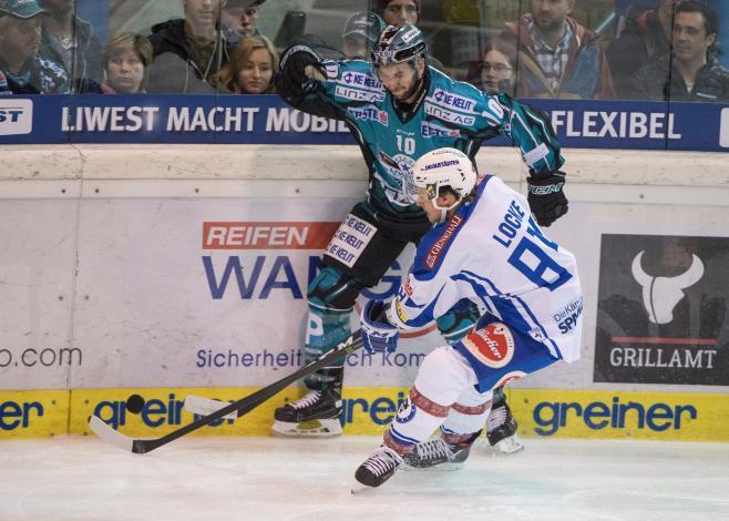 Marc-Andre Dorion (EHC Liwest Black Wings Linz) und Corey Locke (EC VSV),  EHC Liwest Black Wings Linz vs EC VSV