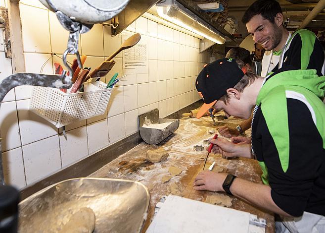 Dominik Hrinkow und Jonas Rapp beim Kekse backen, Team Hrinkow Advarics Cycleang , Radsport HAC Teamtreffen