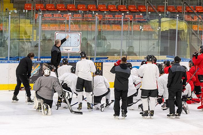 Nationalteam Trainer Roger Bader (AUT), leitet das Training in Linz, Eishockey Nationalteam, Trainingscamp Linz, Oberösterreich 