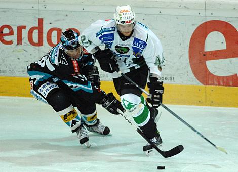 #19 Rob Shearer, Stuermer, EHC Liwest Black Wings Linz im Duell mit der #44 Andrej Tavzelj, HDD Tilia Olimpija Jjubljana