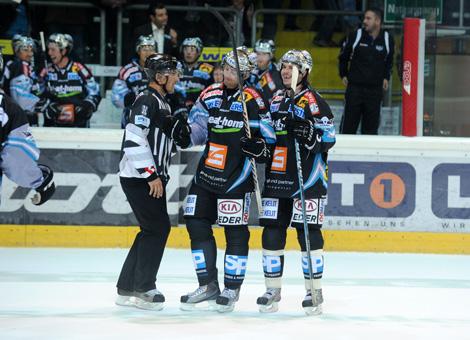 Reid Cashman und Franklin MAc Donald Liwest Black Wings Linz feiern