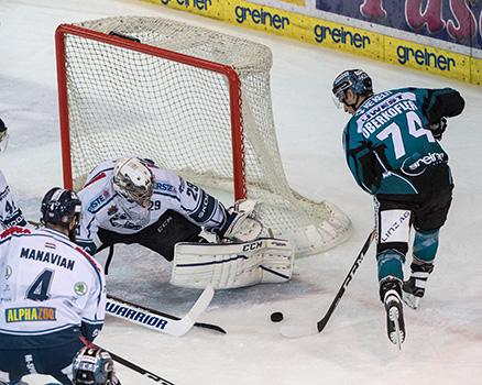 Daniel Oberkofler (EHC Liwest Black Wings Linz) vor Zoltan Hetenyi (Fehervar AV 19) EHC Liwest Black Wings Linz vs Fehervar AV 19