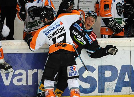 #29 Markus Matthiasson, Stuermer, EHC Liwest Black Wings Linz an der Bande im Duell mit der #13 Michael Schiechl, EC Graz 99ers. 