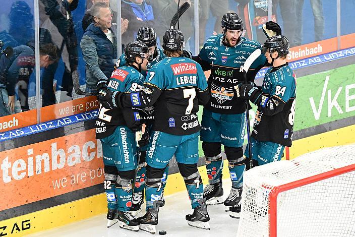Die Steinbach Black Wings Linz feiern das Tor zum 3 zu 1 durch Oskar Maier (Steinbach Black Wings Linz), 8. Runde ICE, Steinbach Black Wings Linz vs EC KAC, Linz AG Eisarena 