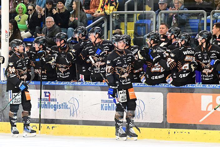 Die Steinbach Black Wings Linz feiern das Tor von Logan Roe (Steinbach Black Wings Linz) an der Spielerbank, 16. Runde ICE, Steinbach Black Wings Linz vs Vienna Capitals, Linz AG Eisarena 