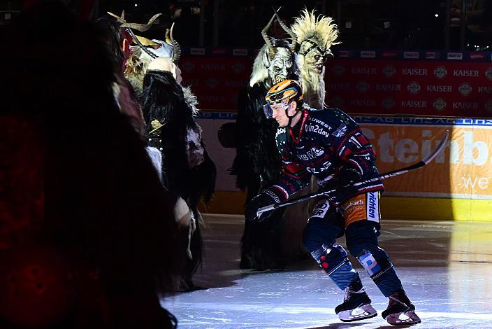 Perchten in der Linzer Eishalle, Brodi Stuart (Steinbach Black Wings Linz),  Steinbach Black Wings Linz vs Hydro Fehervar AV19, Weihnachtstrikot ICE Eishockey Liga, Linz AG Eisarena