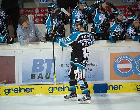 Brett McLean (EHC Liwest Black Wings Linz) feiert, EHC Liwest Black Wings Linz vs HC TWK Innsbruck  Die Haie