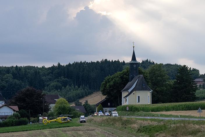 Versorgung an der Unfallstelle 1. B Etappe Traun - Marchtrenk, Int. OÖ Junioren Oberösterreich Rundfahrt