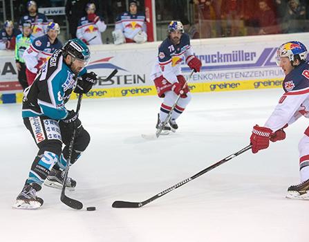 Dan DaSilva (EHC Liwest Black Wings Linz) und Brian Connelly (EC Red Bull Salzburg), EHC Liwest Black Wings Linz vs EC Red Bull Salzburg