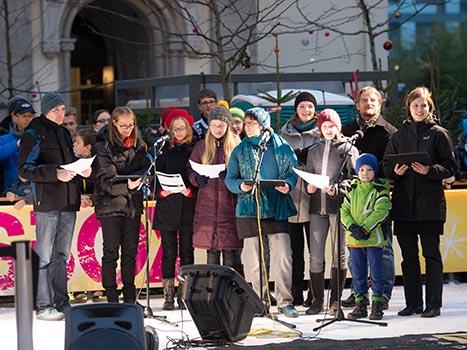 Chorunterstuetzung fuer die Wings, Adventsingen der Liwest Black Wings Linz  am Martin Lutherplatz in Linz.