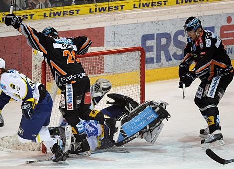 Brad Purdie und Matthias Iberer Liwest Black Wings Linz im ANgriff auf das Tor KHL Medvescak Zagreb 