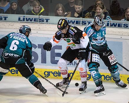 Philipp Lukas (EHC Liwest Black Wings Linz) und Zintis Zusevics (Moser Medical Graz 99ers), EHC Liwest Black Wings Linz vs Moser Medical Graz 99ers