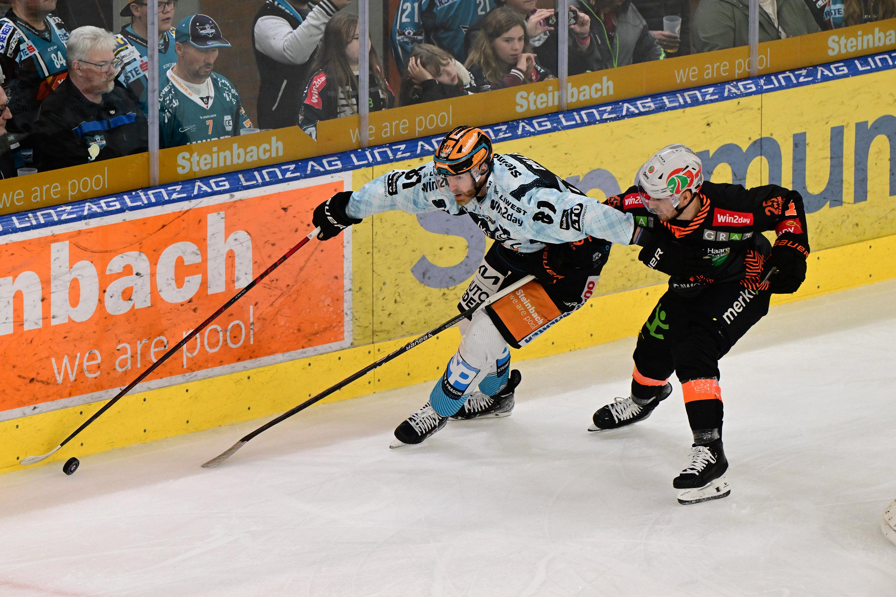Sean Collins (Steinbach Black Wings Linz), Paul Reiner (Moser Medical Graz 99ers), Oktoberfest, Steinbach Black Wings Linz vs Moser Medical Graz 99ers, Linz AG Eisarena