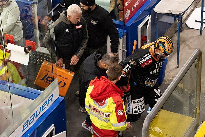 Gerd Kragl (Steinbach Black Wings Linz) verlässt miot einer Verletzung das Eis. Steinbach Black Wings Linz vs HCB Suedtirol Alperia, 15. Runde ICE Hockey League, Steinbach Black Wings Linz, Linz AG Eisarena 
