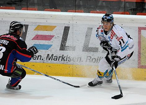 #91 Martin Grabher-Meier, Liwest Black Wings Linz, im Duell mit Jakub Ficenec, ERC Ingolstadt.