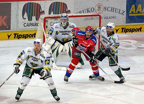 #27 Kamil Brabenec, HC Mountfield, Budweis vor dem Tor von Lukas, Mensator, HC Energy Karlovy Vary.