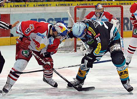 #21 Philipp Lukas, Stuermer, Liwest Black Wings und die #9 Thomas Koch, Red Bulls Salzburg beim Bully.