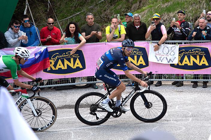 v.l. Etappensieger Filippo Zana (ITA, Team Jayco AlUla), Thibaut Pinot (FRA, Groupama - FDJ), 106. Giro d Italia, Stage 18, Oderzo - Val di Zoldo (Palafavera), (161km)
