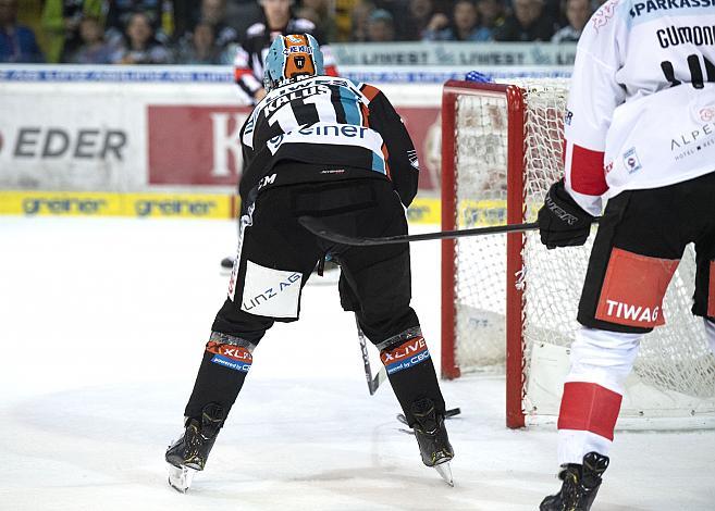 Im Bild: Marek Kalus (EHC Liwest Black Wings Linz) scort,  Eishockey,  EHC Liwest Black Wings Linz vs HC TWK Innsbruck Die Haie