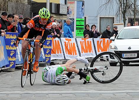 Petr Lechner, Team KTM Arboe Gebrueder Weiss Oberndorfer im Zielsprint mit Christoph Sokoll, Team Arboe Wels Gourmetfein welcher stuerzt.