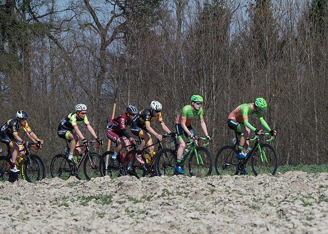 Das Hauptfeld beim Kirschbluetenrennen Daniel Eichinger (AUT, Hrinkow Advarics Cycleang Team), Dominik Hrinkow (AUT, Hrinkow Advarics Cycleang Team)